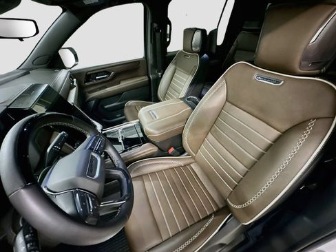 Used 2025 GMC Yukon XL Denali Ultimate AWD/4WD image 5