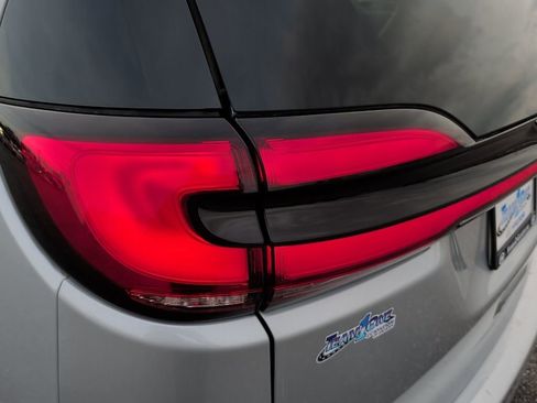 Used 2024 Chrysler Pacifica Touring-L image 14