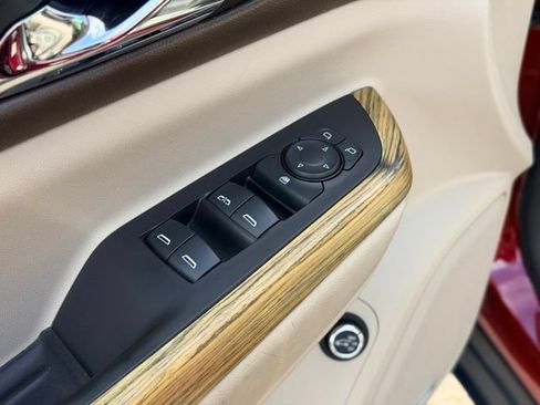 Used 2018 GMC Acadia Denali w/ Technology Package FWD image 21