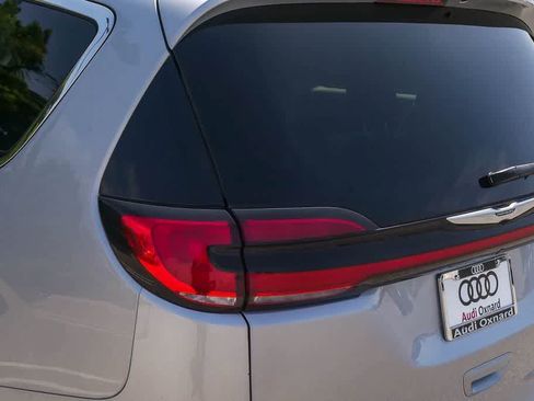 Used 2023 Chrysler Pacifica Touring-L image 16