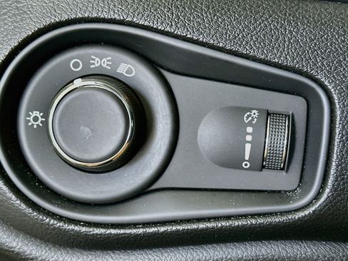 Used 2021 Jeep Renegade Sport FWD image 17