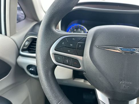 Used 2018 Chrysler Pacifica LX image 29