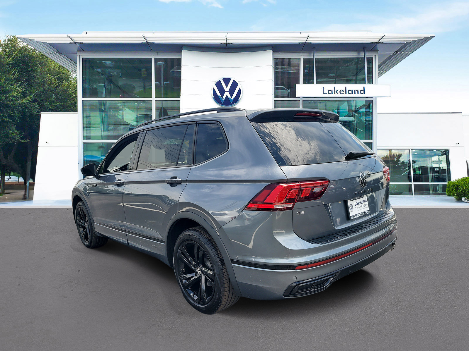 Used 2023 Volkswagen Tiguan SE R-Line FWD image 4