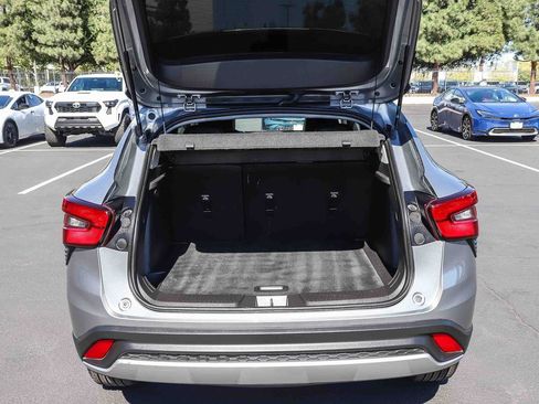 Used 2025 Chevrolet Trax LT FWD image 32