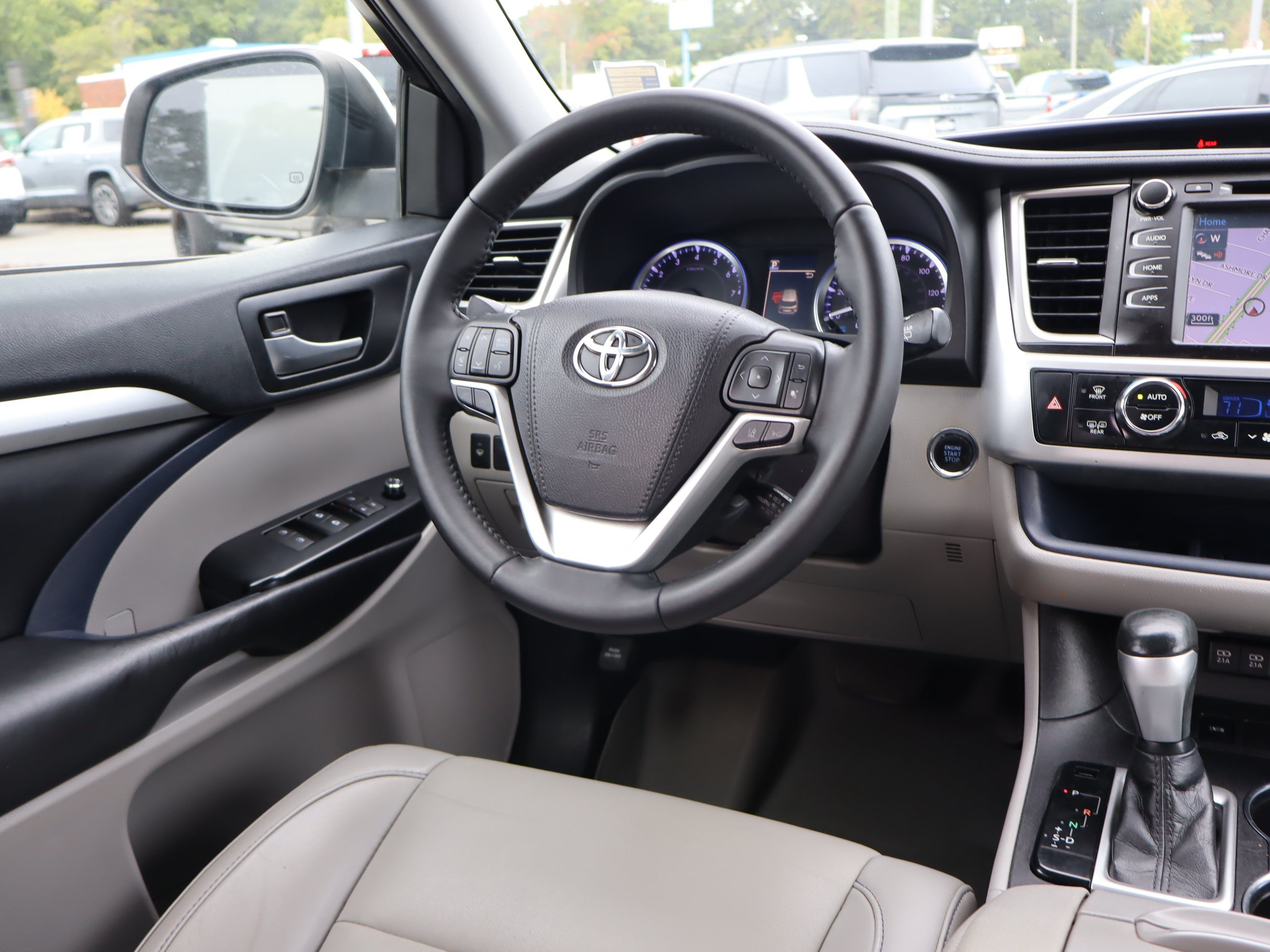 Used 2019 Toyota Highlander XLE FWD image 13