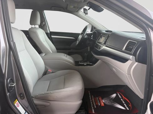 Used 2018 Toyota Highlander LE AWD/4WD image 22