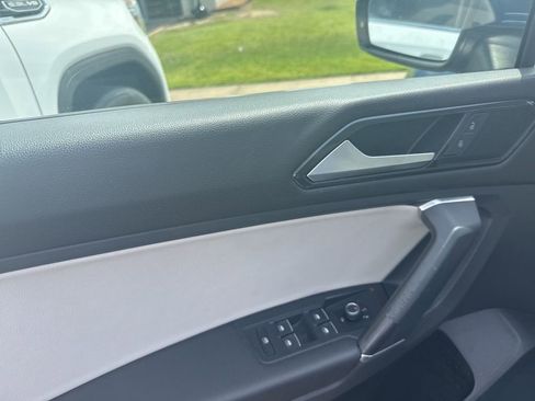 Used 2018 Volkswagen Tiguan SE w/ Panoramic Sunroof Package FWD image 12