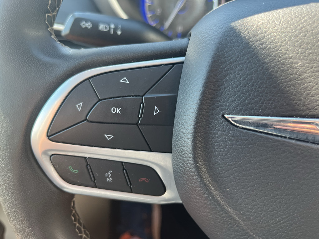 Used 2023 Chrysler Pacifica Touring-L FWD image 21