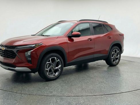 Used 2025 Chevrolet Trax LT w/ LT Convenience Package image 3