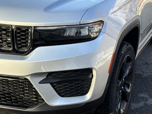 Used 2023 Jeep Grand Cherokee Altitude image 9