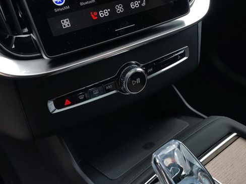 New 2026 Volvo XC90 T8 Plus w/ Protection Package Premier AWD/4WD image 18