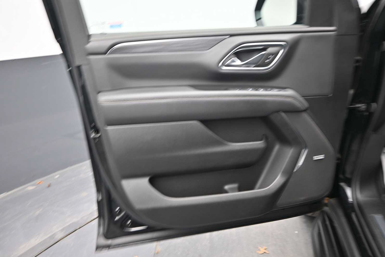 Used 2024 GMC Yukon XL SLT w/ SLT Luxury Package AWD/4WD image 12
