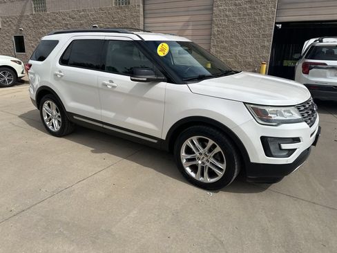 Used 2017 Ford Explorer XLT w/ Equipment Group 202A FWD image 30