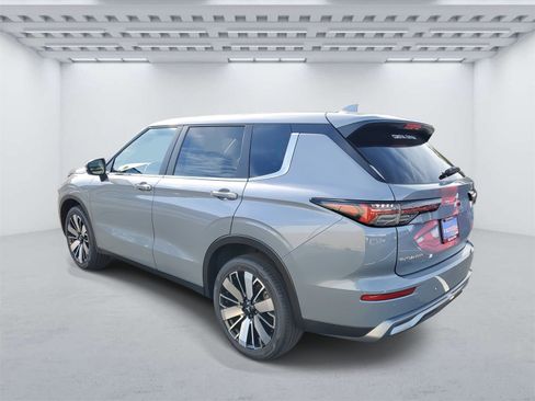 New 2025 Mitsubishi Outlander SE image 3