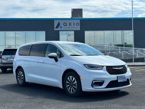 Used 2023 Chrysler Pacifica Touring-L FWD image 1