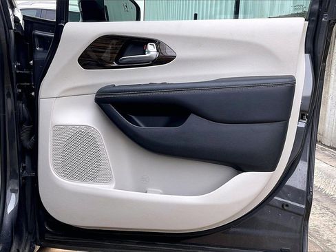 Used 2023 Chrysler Pacifica Limited image 24