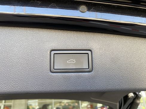 Certified 2022 Volkswagen Tiguan SE w/ Panoramic Sunroof Package FWD image 16