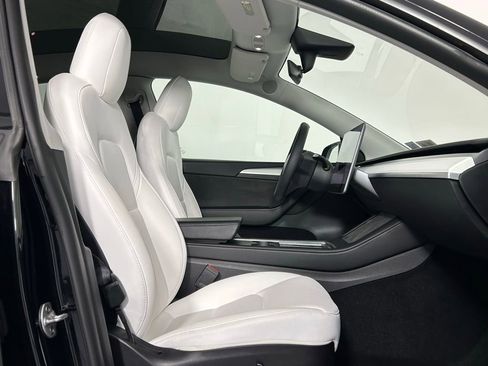 Used 2022 Tesla Model Y Long Range image 9