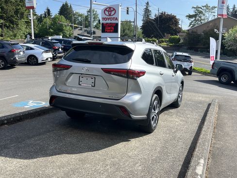 Used 2023 Toyota Highlander XLE AWD/4WD image 7