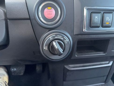 Used 2022 Nissan Titan SV image 21