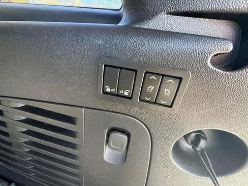 Used 2018 Chevrolet Suburban Premier image 29