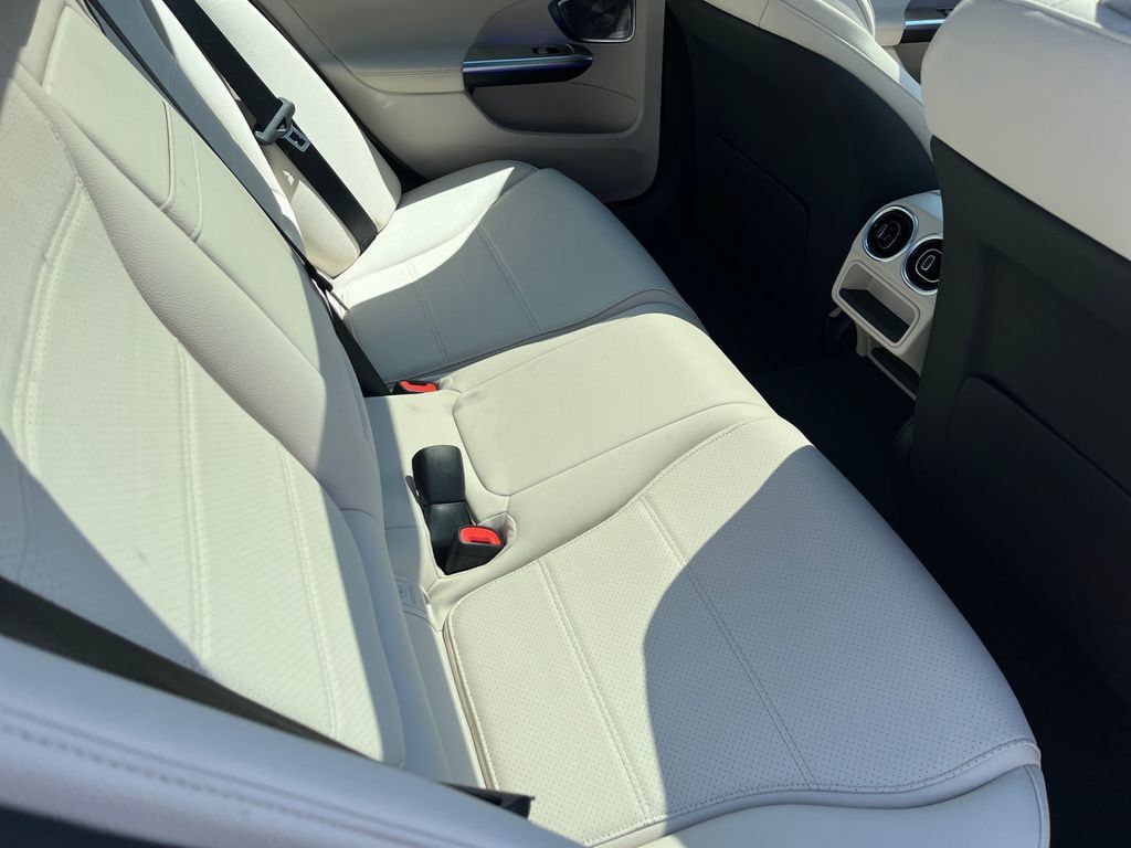 Certified 2026 Mercedes-Benz C 300 4MATIC Sedan image 17