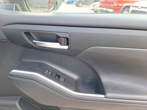 Used 2020 Toyota Highlander XLE image 35