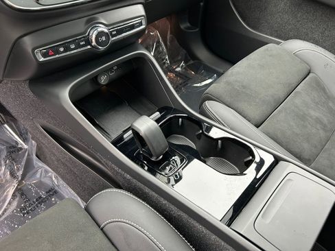 Used 2023 Volvo XC40 Recharge Plus image 28