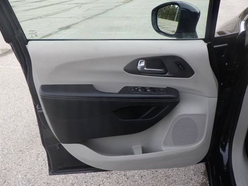 Used 2022 Chrysler Pacifica Touring-L FWD image 9
