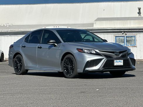 Used 2022 Toyota Camry SE FWD image 9