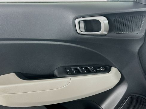 Used 2025 Hyundai Venue SEL FWD image 15