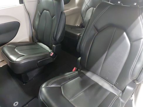 Used 2024 Chrysler Pacifica Touring-L FWD image 13