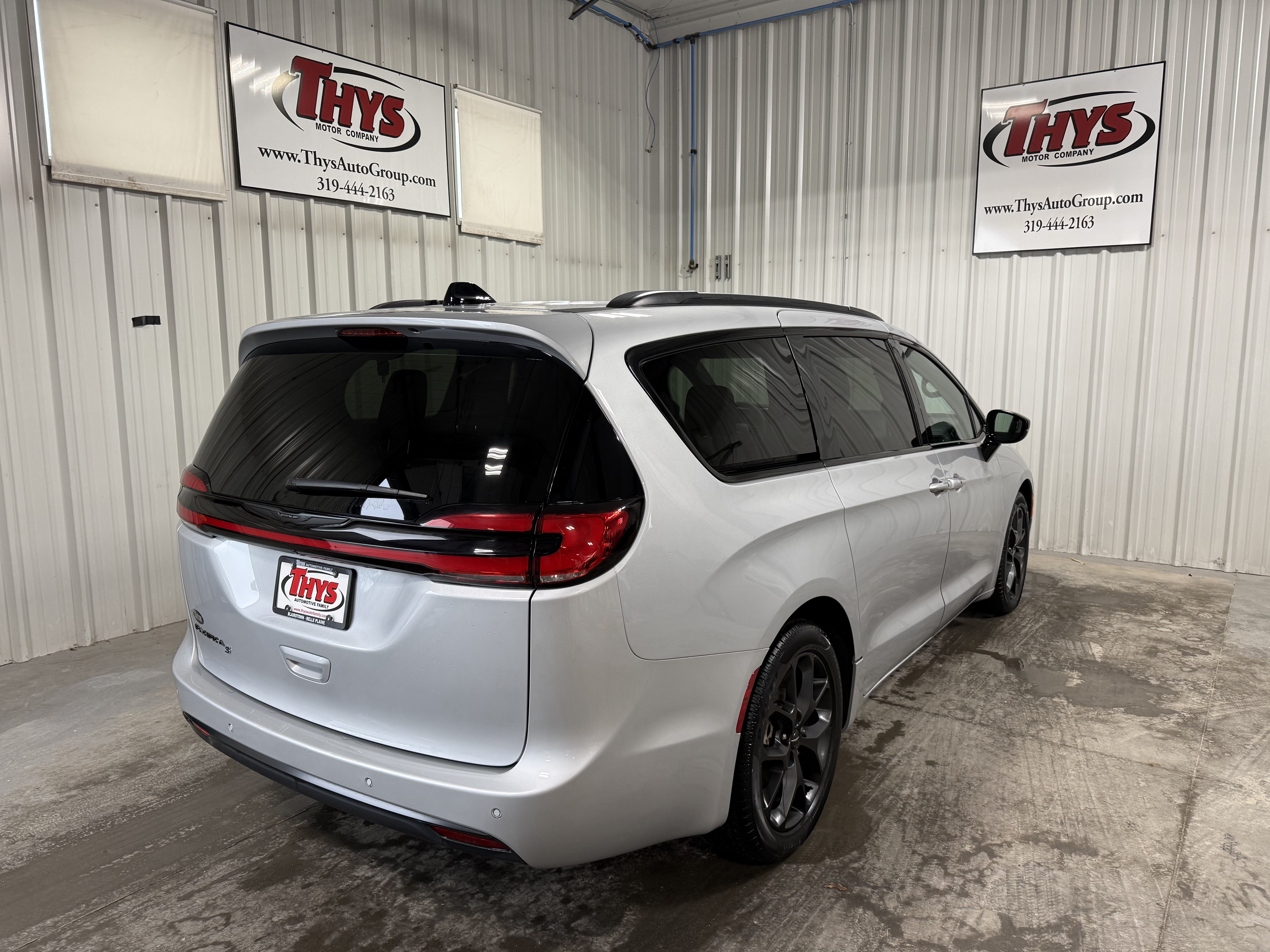 Used 2024 Chrysler Pacifica Touring-L w/ S Appearance Package FWD image 3