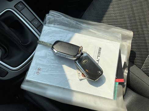 Used 2021 Kia Seltos LX AWD/4WD image 36