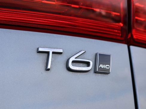 Used 2018 Volvo XC60 T6 Momentum w/ Vision Package image 31