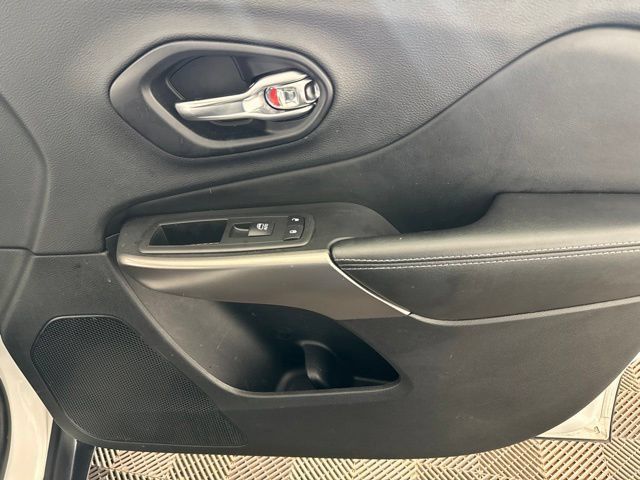 Used 2019 Jeep Cherokee Latitude Plus AWD/4WD image 21
