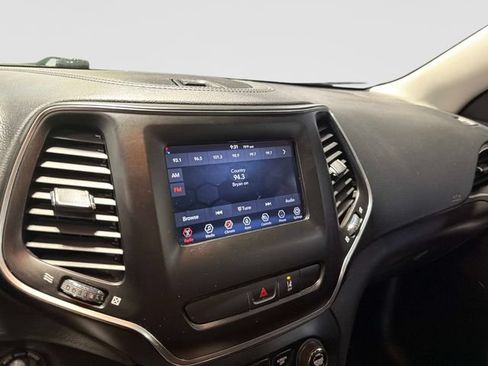 Used 2021 Jeep Cherokee Latitude FWD image 21