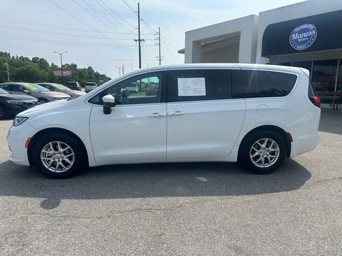 Used 2023 Chrysler Pacifica Touring-L FWD image 2