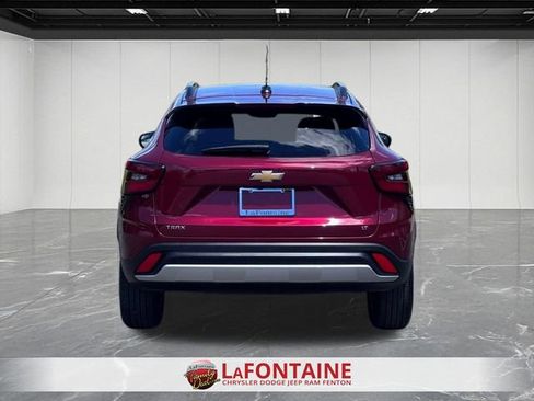 Used 2025 Chevrolet Trax LT w/ LT Convenience Package FWD image 4