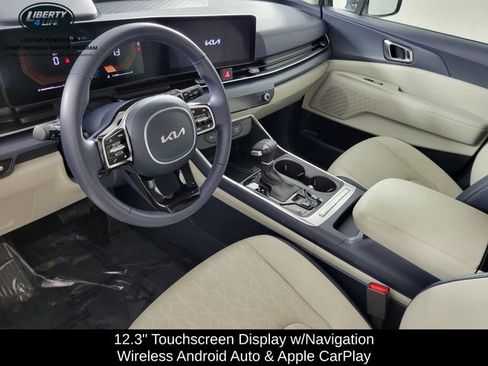Used 2025 Kia Carnival EX image 12