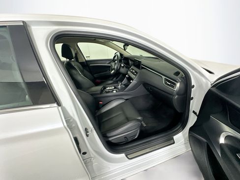 Used 2025 Genesis G70 2.5T RWD image 30