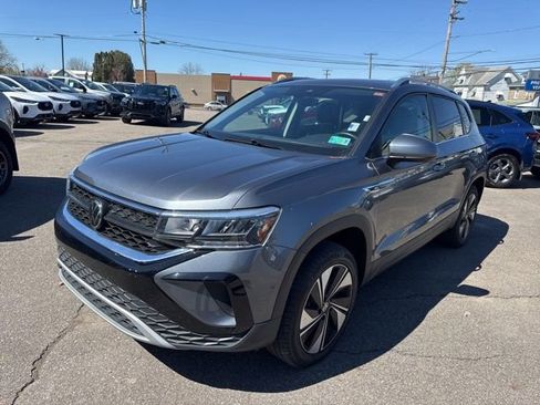 Used 2024 Volkswagen Taos SE image 2