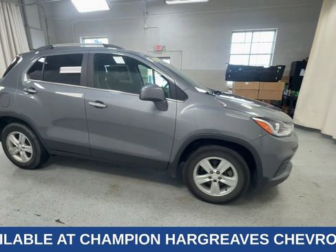 Used 2020 Chevrolet Trax LT w/ LT Convenience Package FWD image 2