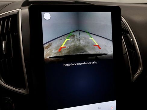 Certified 2023 Ford Edge SE image 2