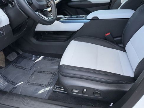 Used 2025 Chevrolet Equinox EV LT image 16