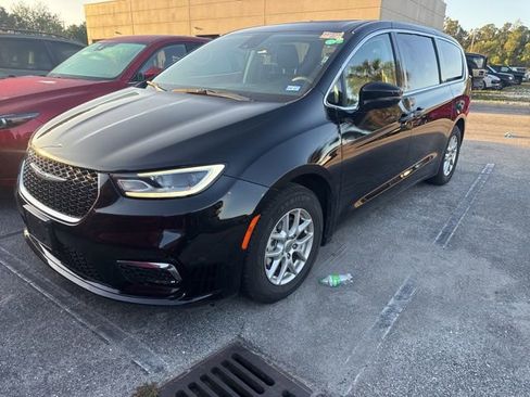 Used 2024 Chrysler Pacifica Touring-L FWD image 4