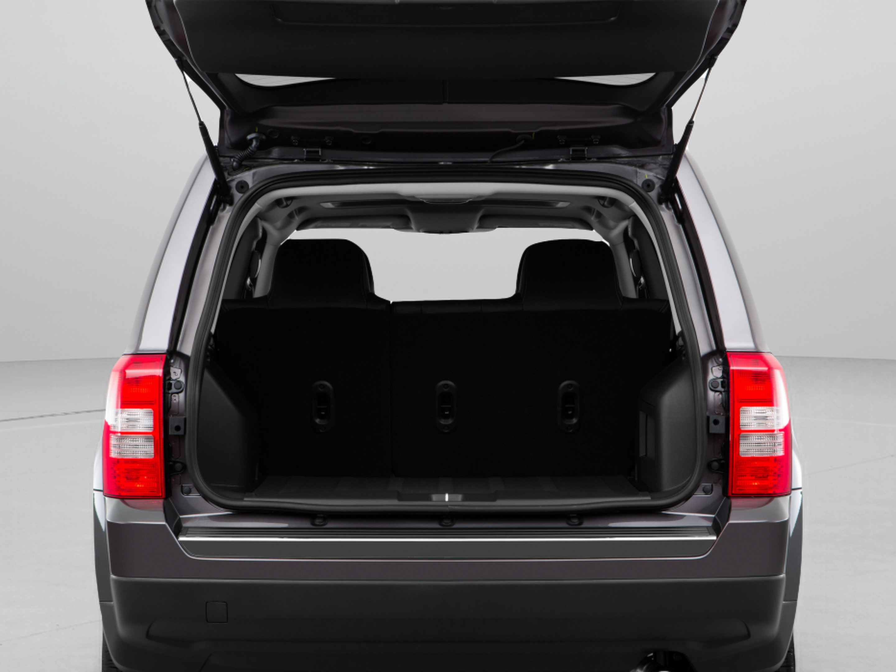 Used 2016 Jeep Patriot Latitude w/ Sun/Sound Group FWD image 19