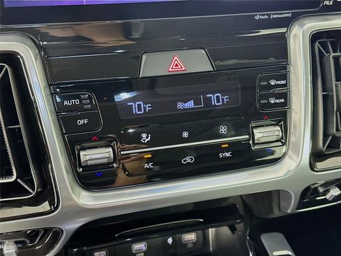 Certified 2023 Kia Sorento SX image 18
