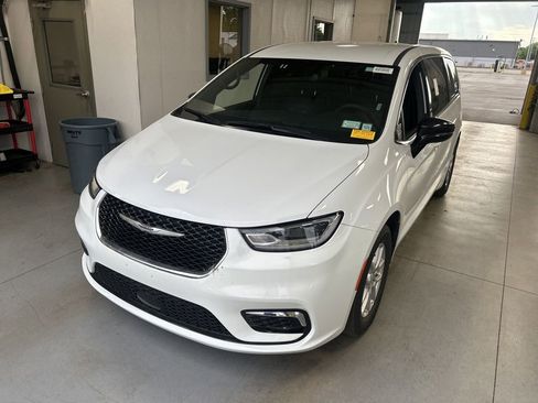 Used 2025 Chrysler Pacifica Select FWD image 2