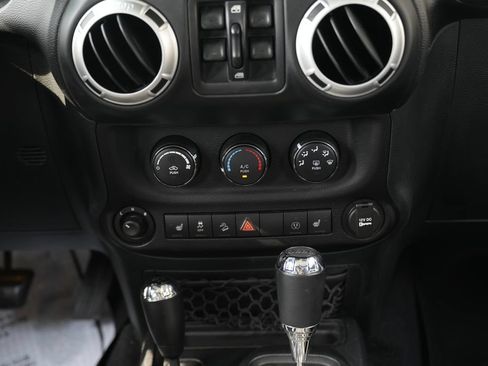 Used 2015 Jeep Wrangler Unlimited Rubicon w/ Connectivity Group AWD/4WD image 35